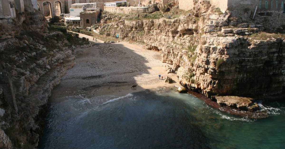 Viste mozzafiato, ponti romani, passaggi nascosti: � Lama Monachile, a Polignano